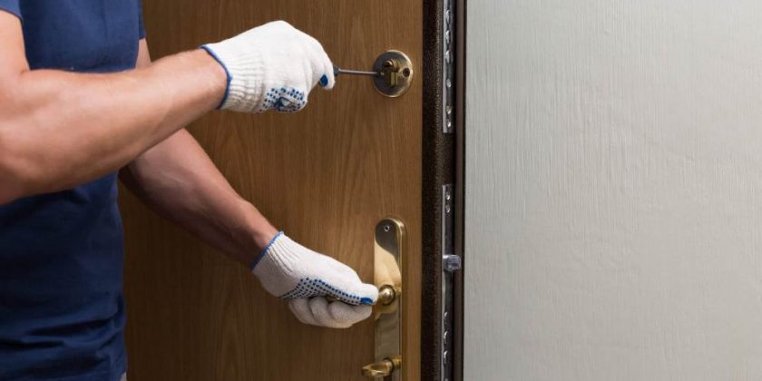 Аварийная служба вскрытия дверей: когда звонить мастеру