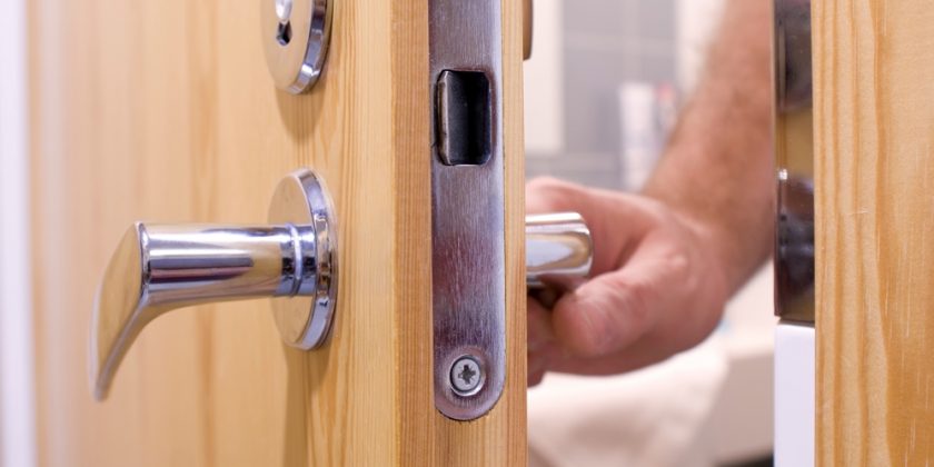 Взлом дверей в Волгограде без повреждений